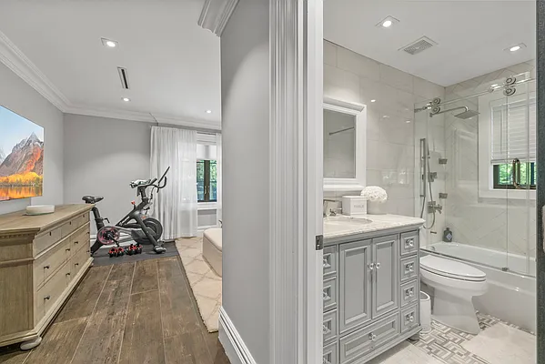 Sold by PRENDAMANO REAL ESTATE | media 32