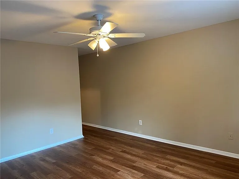 2207 Surrey Ct SE — Photo 13
