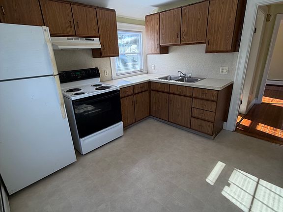 3rd image of 465 Oaklawn Ave #2