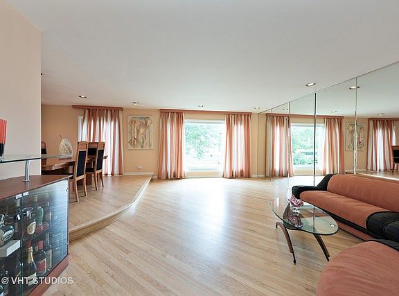 3rd image of 6926 Lorel Ave