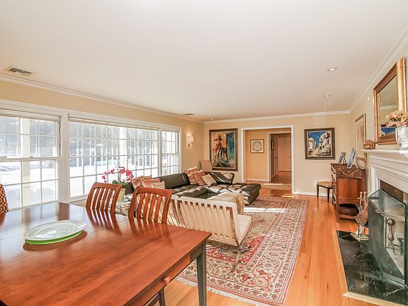 5th image of 8 Prince Willow Ln