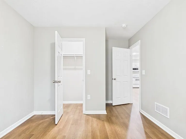 306 W Market St — Photo 37