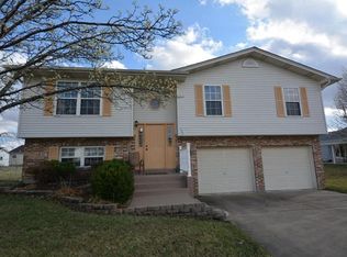 422 Briarwood Ln, Wentzville, MO