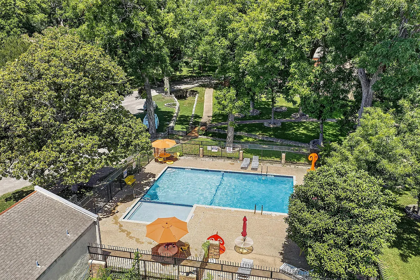 2 bed, 1332 sqft, $3,200 — Photo 2