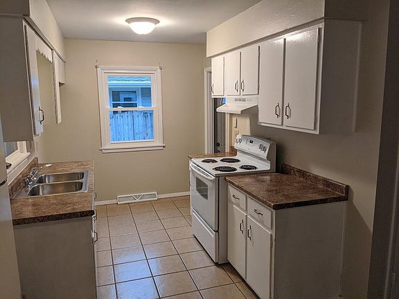 3rd image of 3203 Chateau Ln