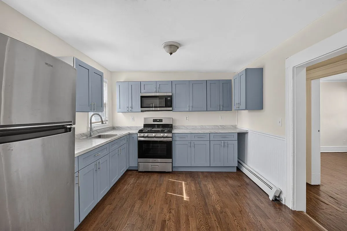 4 bed, 3.0 bath, 4877 sqft, $2,800 — Photo 3