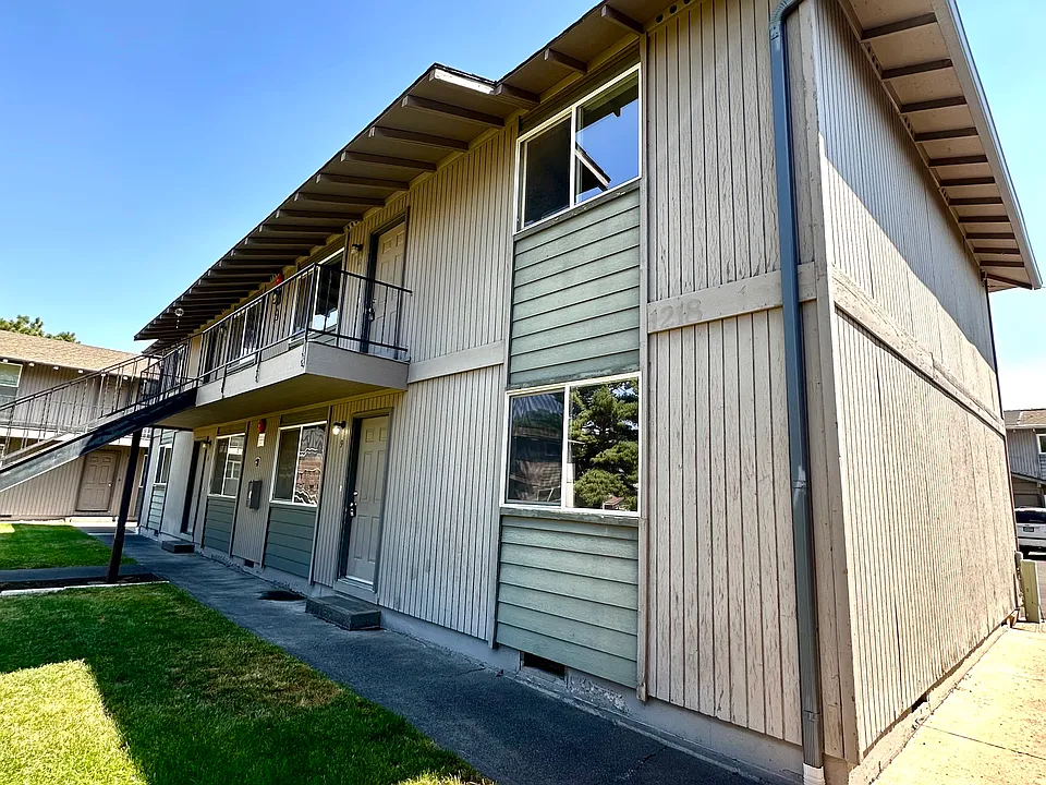 1618 SW Lava Ave #9