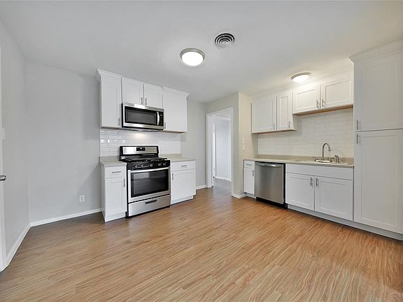 4th image of 410 E 1st St