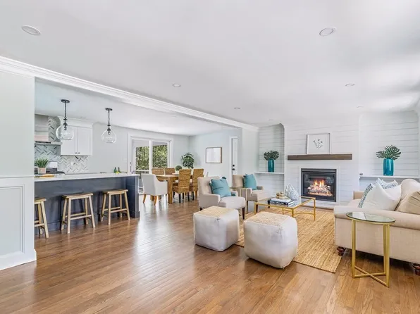 268 Twin Fawn Dr, Hanover, MA 02339