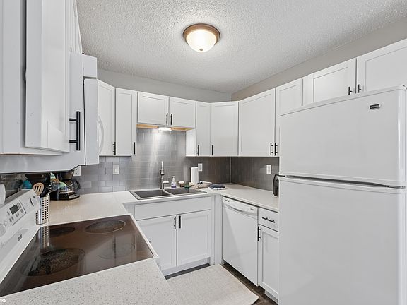 4th image of 2 Country Ln APT 4