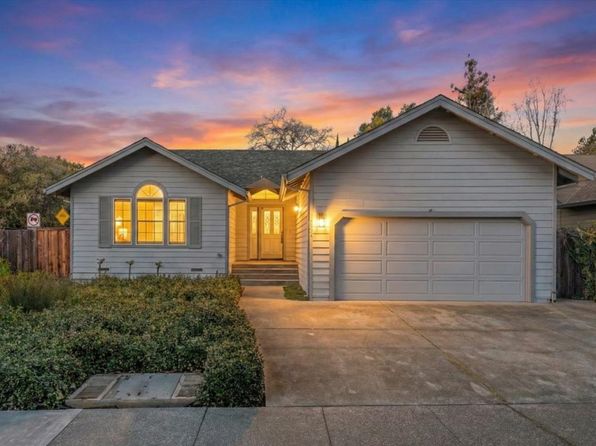2004 Oak Circle - 3bd/2ba, 1,918 sqft - in Yountville, CA