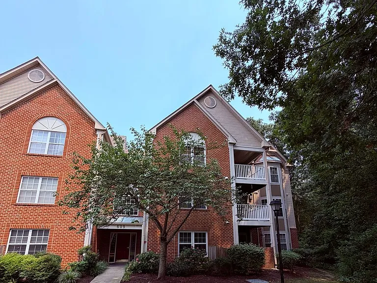 609 Admiral Dr #208 — Photo 1