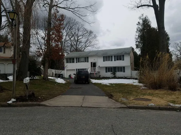 11 Bell Ct, Ronkonkoma, NY 11779