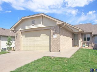 9112 Round Hill Dr, Lincoln, NE 68526