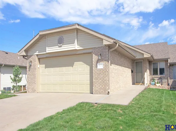 9112 Round Hill Dr, Lincoln, NE 68526