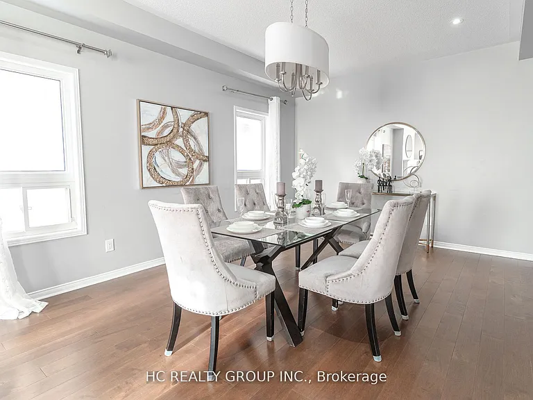 215 Armstrong Cres — Photo 4