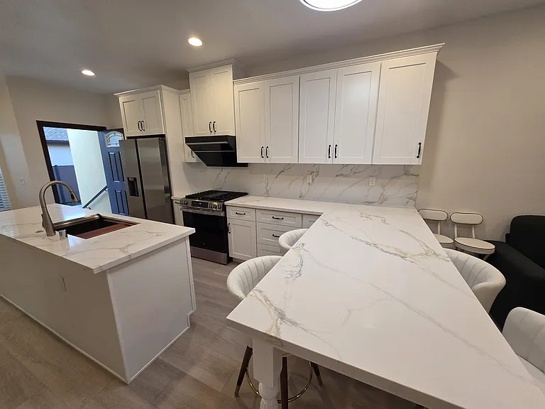 552 W Howard St — Photo 18
