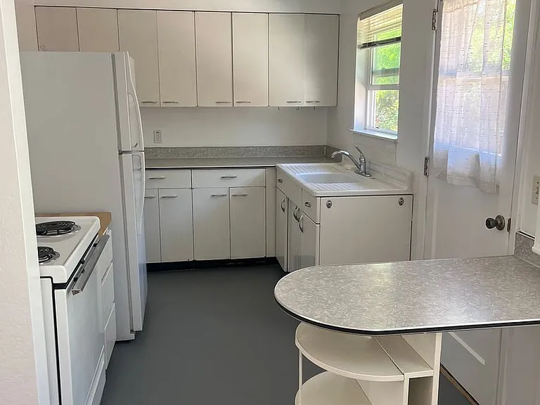 130 SW Canyon Dr #5 — Photo 6