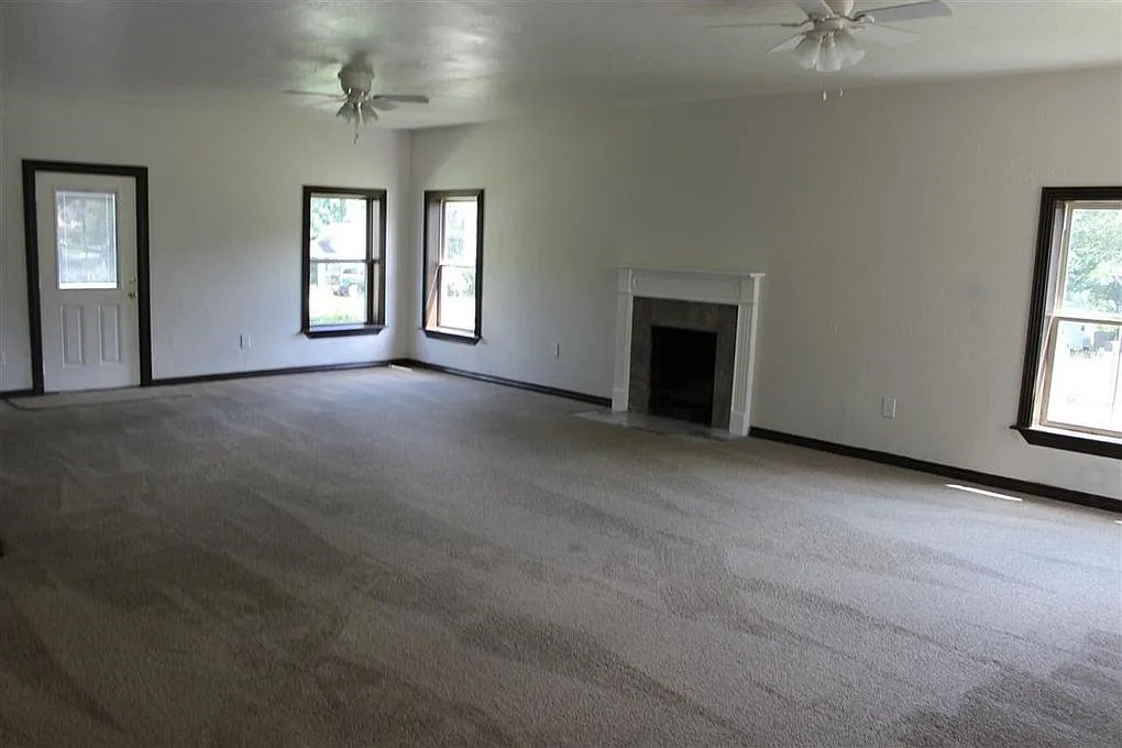 4 bed, 2.5 bath, 3408 sqft, $1,500 — Photo 2