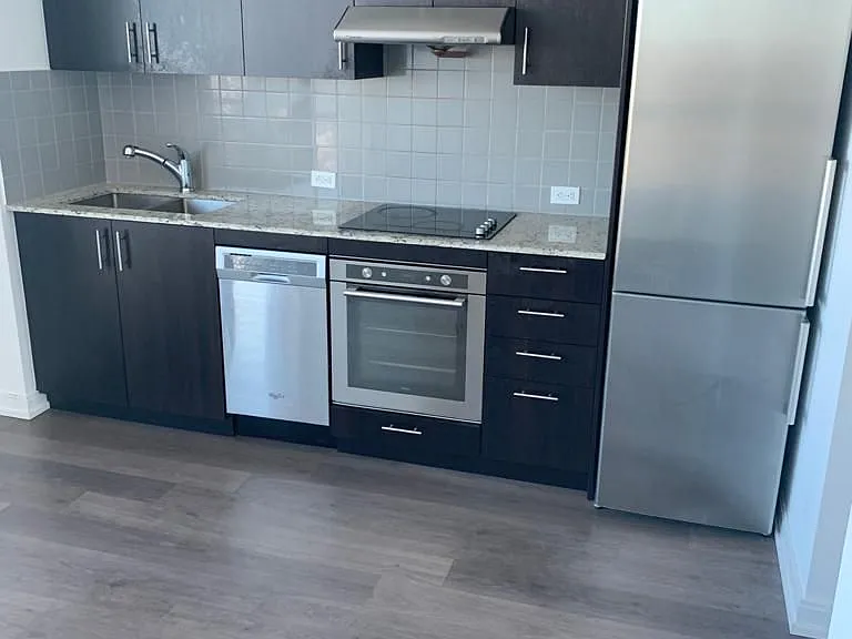 255 Village Green Sq #Penthouse 08 — Photo 2