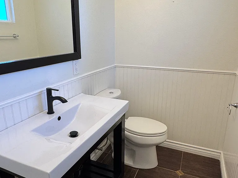 24224 Victory Blvd — Photo 8