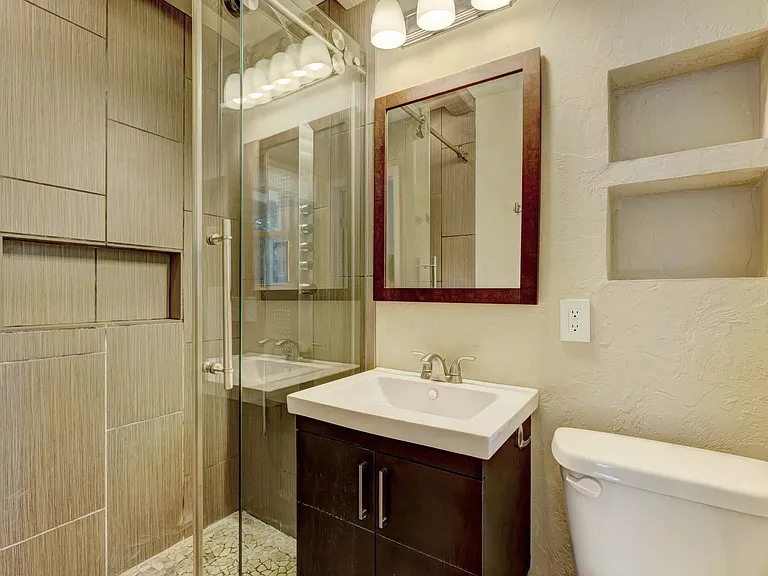 2820 Guilford Ln — Photo 24