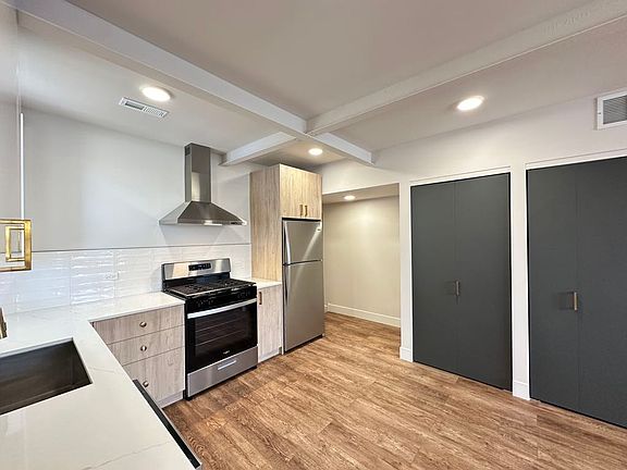 5th image of 3056 W Franklin Blvd
