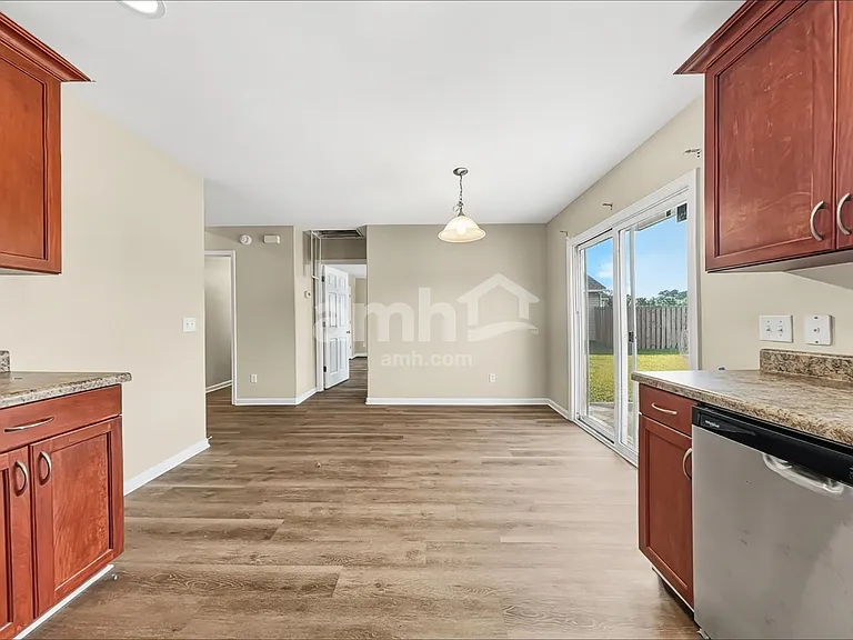 122 Spring Lakes Dr — Photo 4