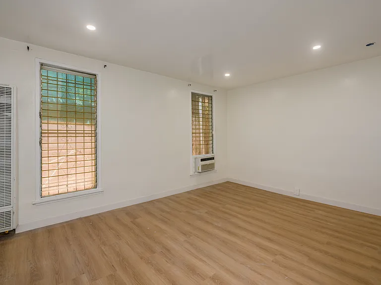1325 N Orange Dr — Photo 4