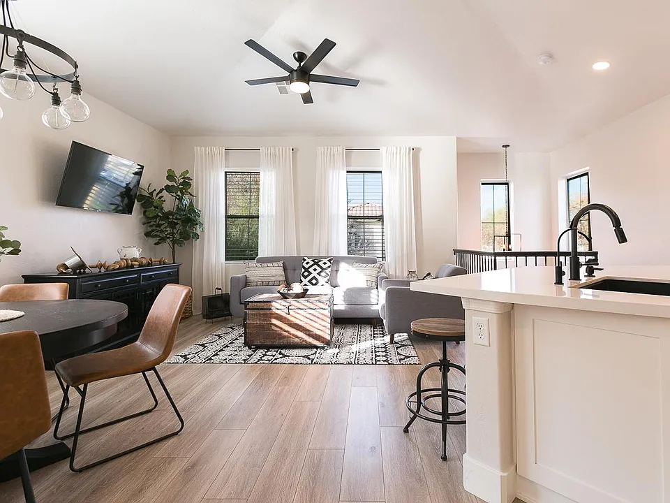 156 W Laurel Ct
