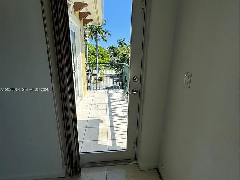 718 NE 4th Ct #718 — Photo 3