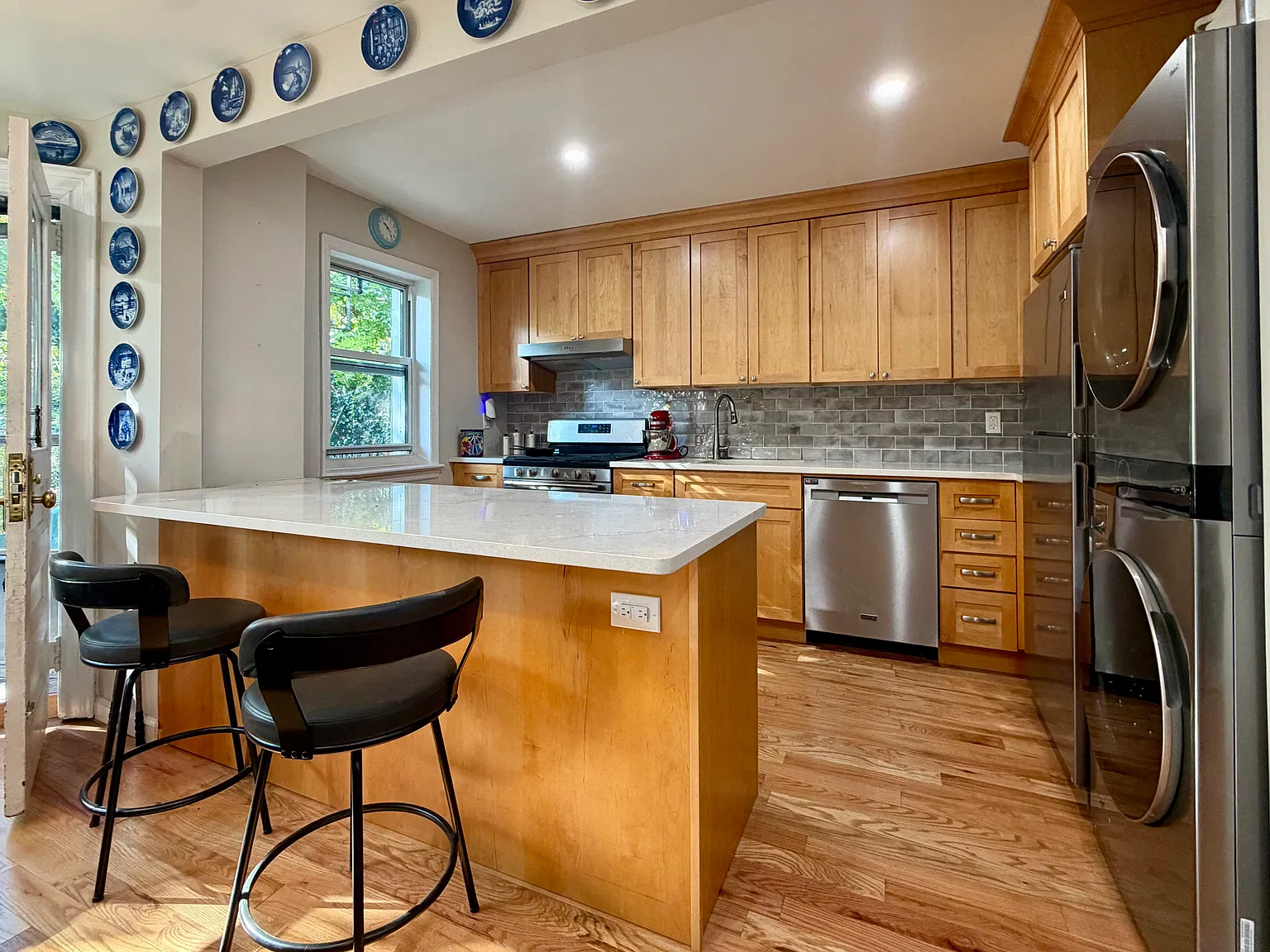 2 bed, 1200 sqft, $3,600 — Photo 2
