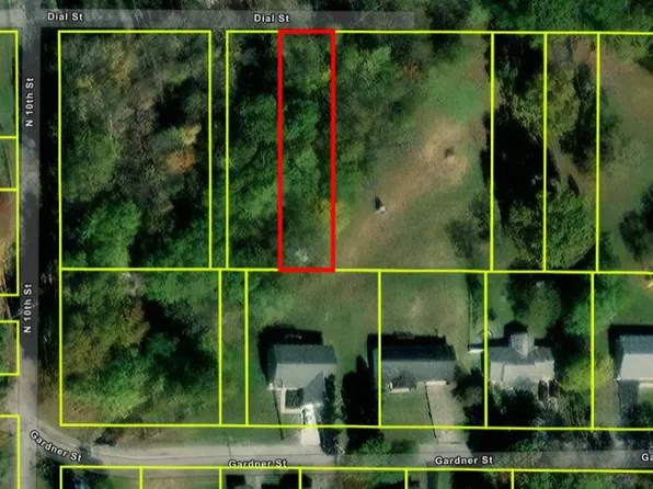 7 Dial St, Benton, IL 62812