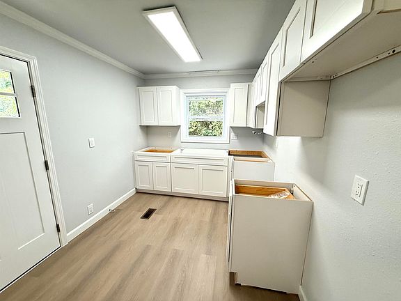 5th image of 129 Tee St