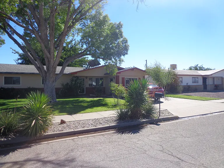 914 Sunset Dr — Photo 2