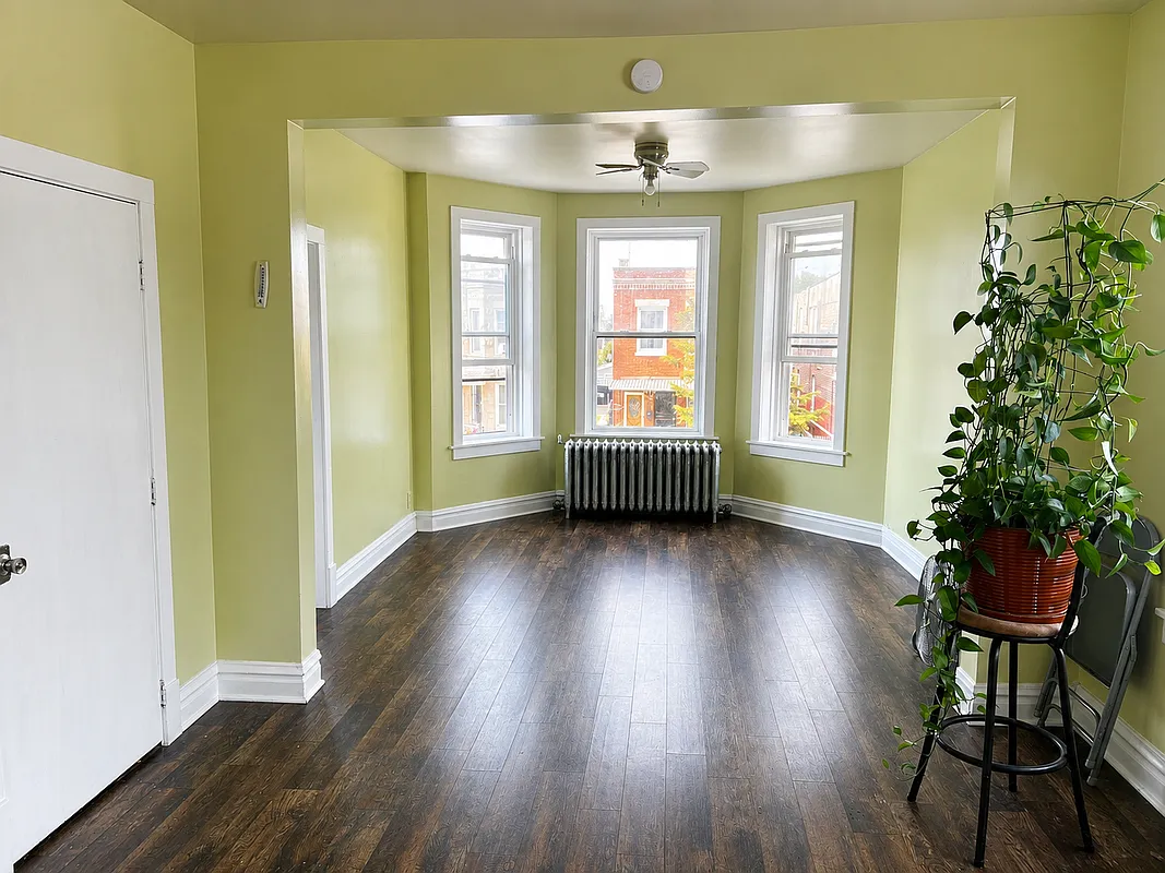 3 bed, 1.0 bath, 850 sqft, $1,750 — Photo 2