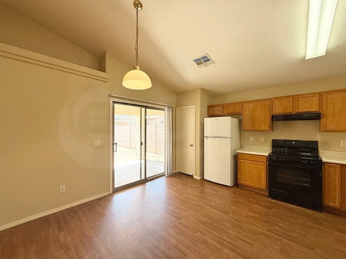3 bed, 2.0 bath, 1370 sqft, $1,899 — Photo 4