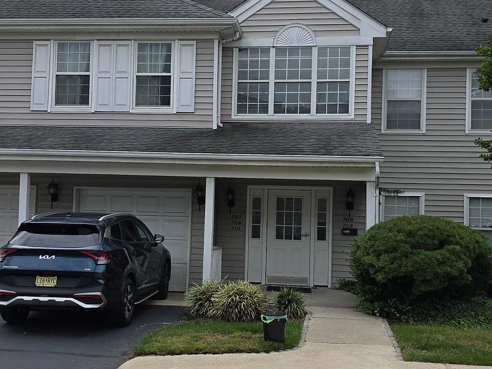 706 Eagles Chase Dr