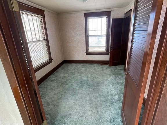 4th image of 825 N Broadway Ave