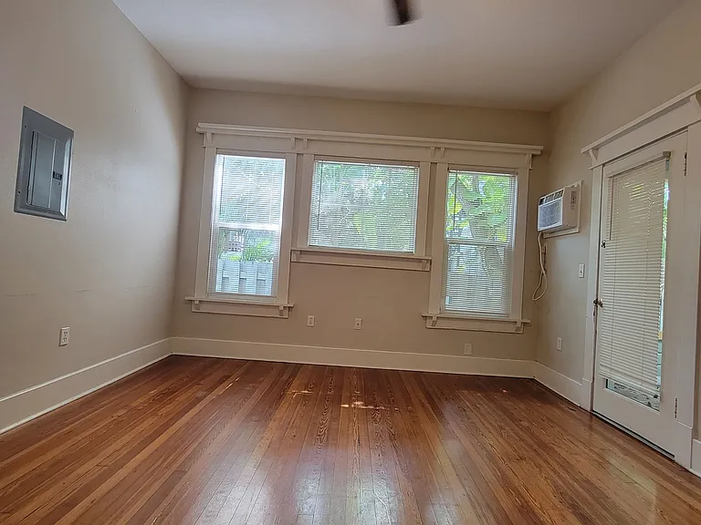 255 6th Ave NE #5 — Photo 3