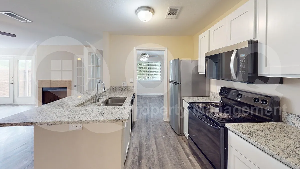 Building Photo - 9837 Walnut St #103