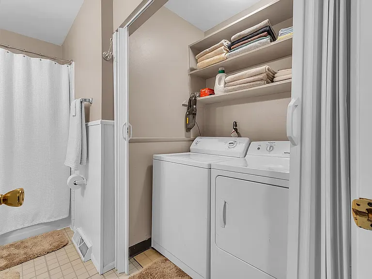1114 N Maple Rd — Photo 15