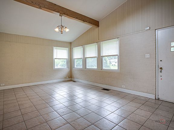 3rd image of 915 Safford Ave