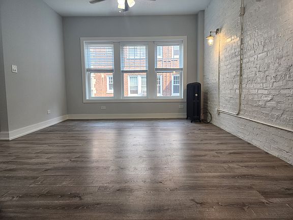 3rd image of 1065 W Glenlake Ave APT 2