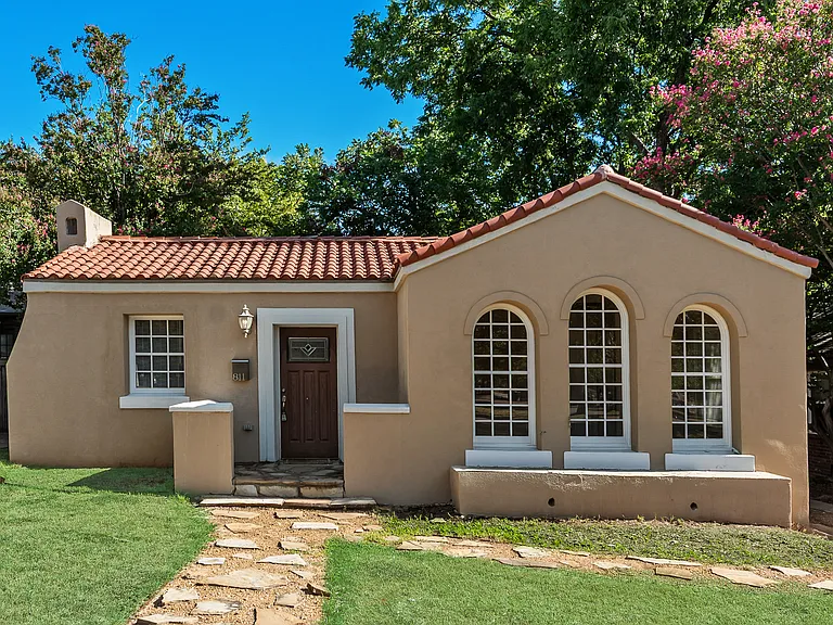 811 Kidd Springs Dr — Photo 1
