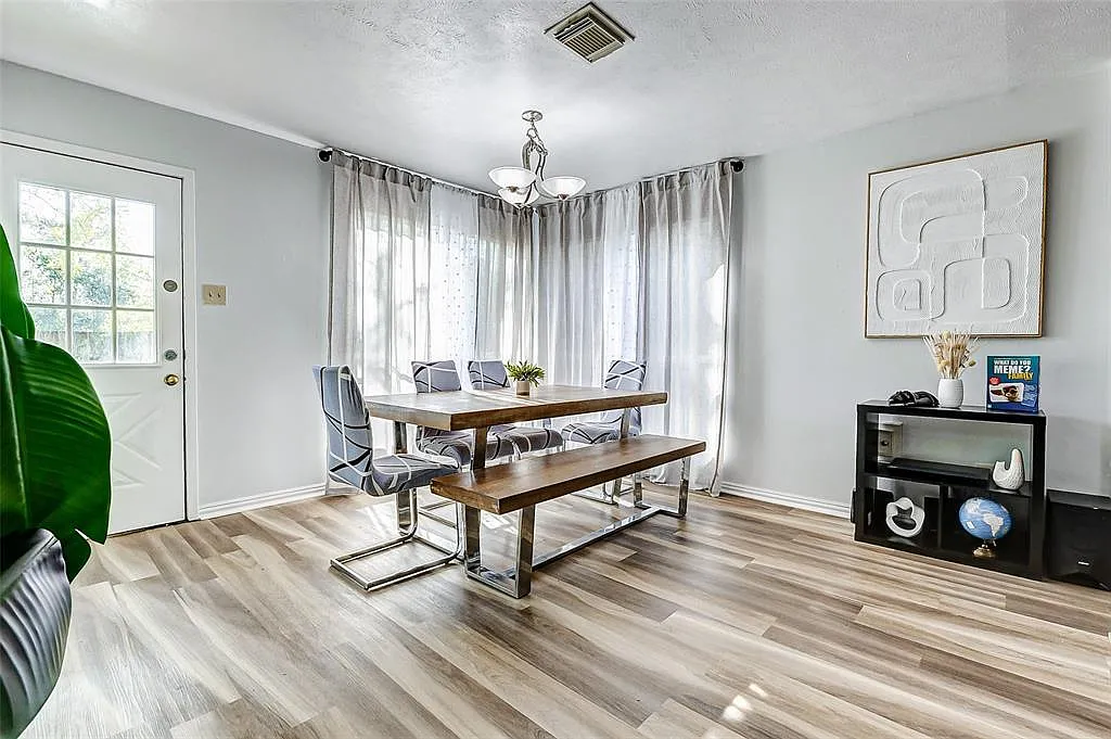 4 bed, 2.5 bath, 1700 sqft, $4,650 — Photo 4