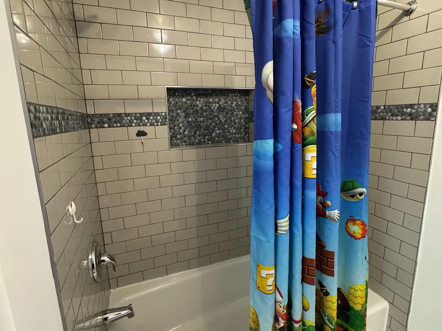 4 bed, 4.5 bath, 4000 sqft, $1,139 — Photo 4