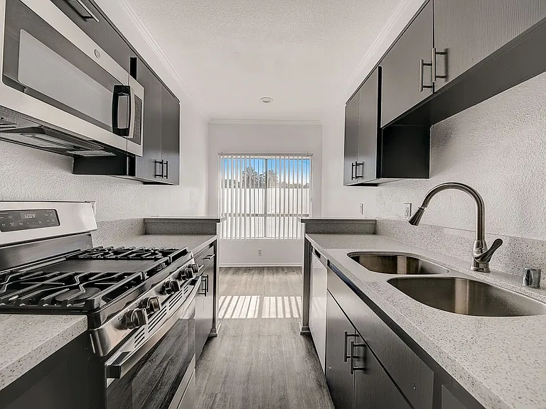 14900 Moorpark Street — Photo 35