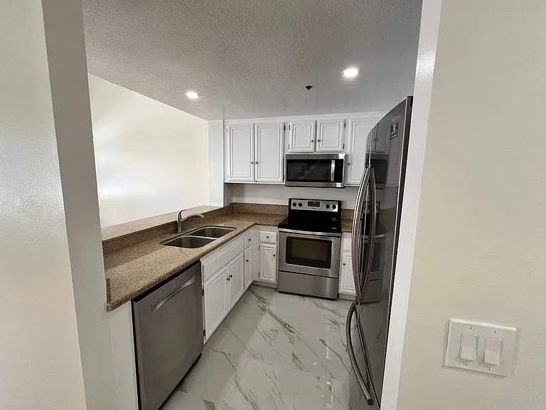 730 W 4th St #415 — Photo 6