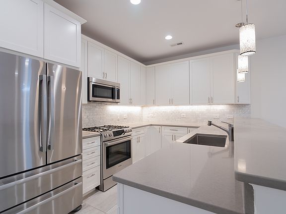 4th image of 4636 N Rockwell St #3